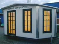 Das "Duration Camp" ist beweglich und wird an den Wohnwagen herangeschoben.